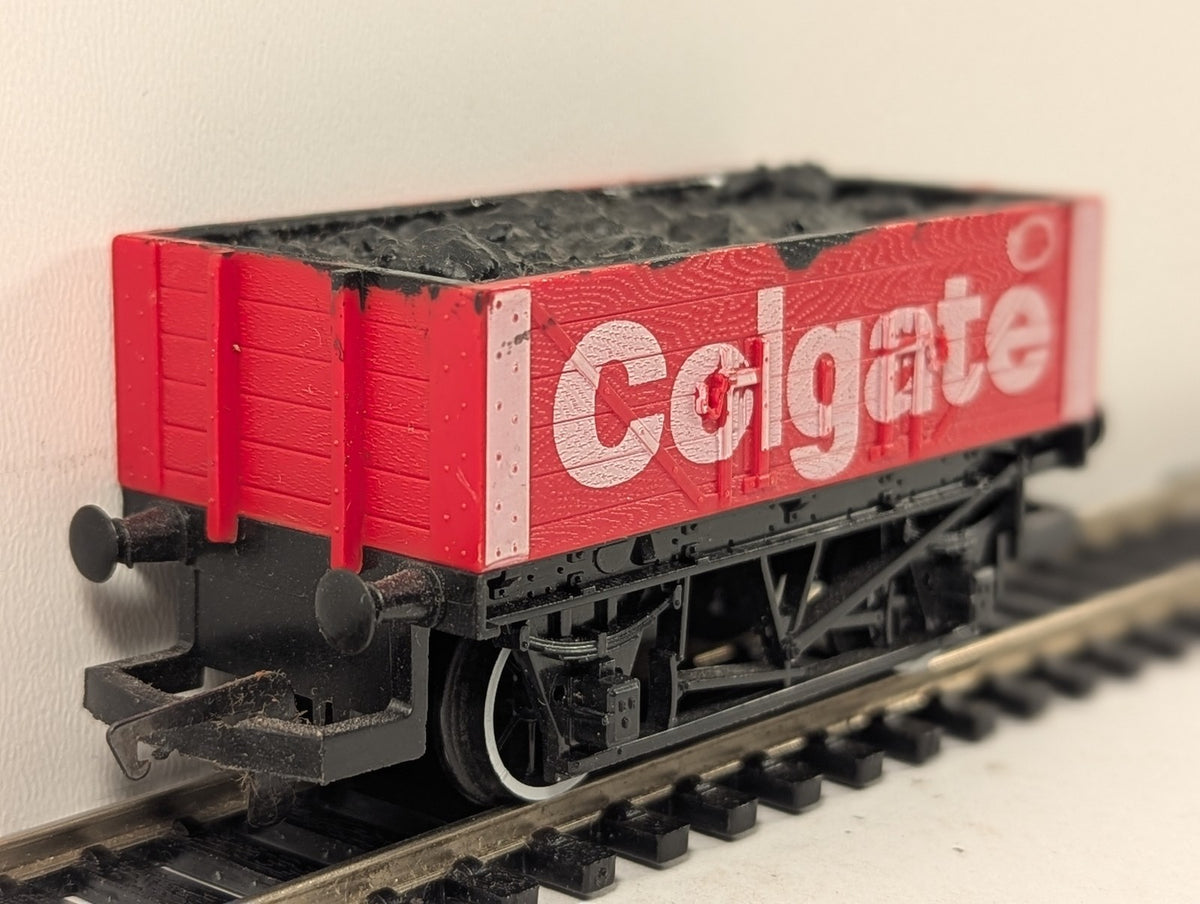 Hornby OO Gauge 7-Plank Open Wagon 'Colgate' Goods Wagon Colgate Red R608