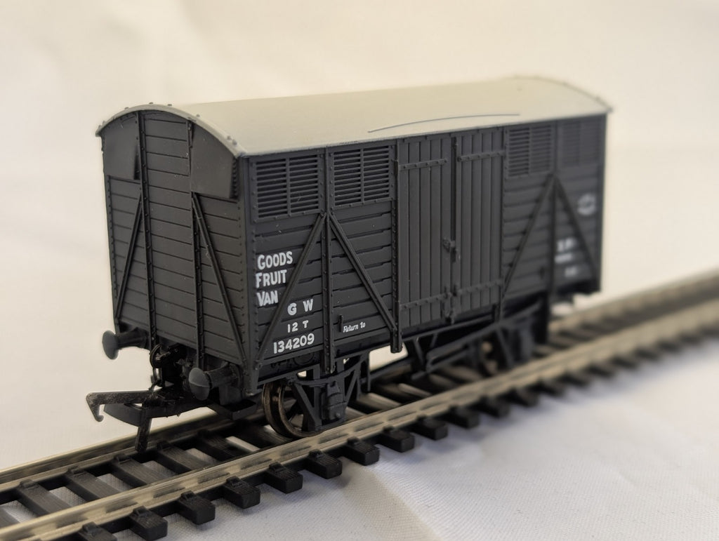 Bachmann 37-751E GWR 12 Ton Fruit Van Black