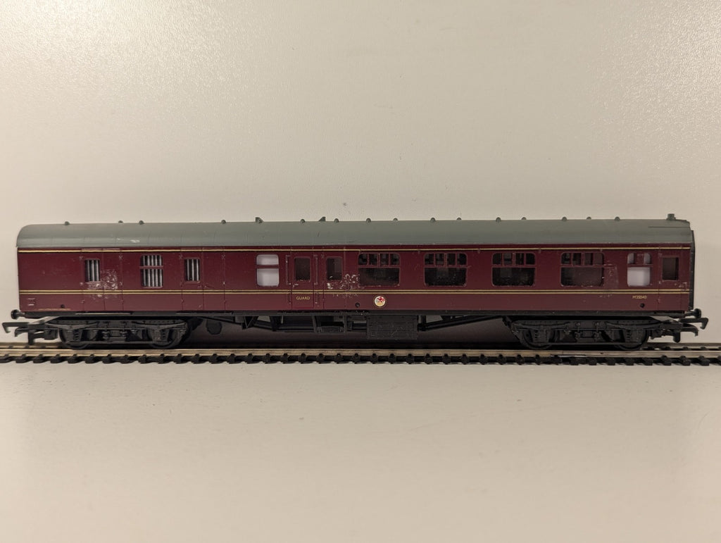 Mainline BR Mk1 Brake Second Corridor Coach Maroon OO Gauge