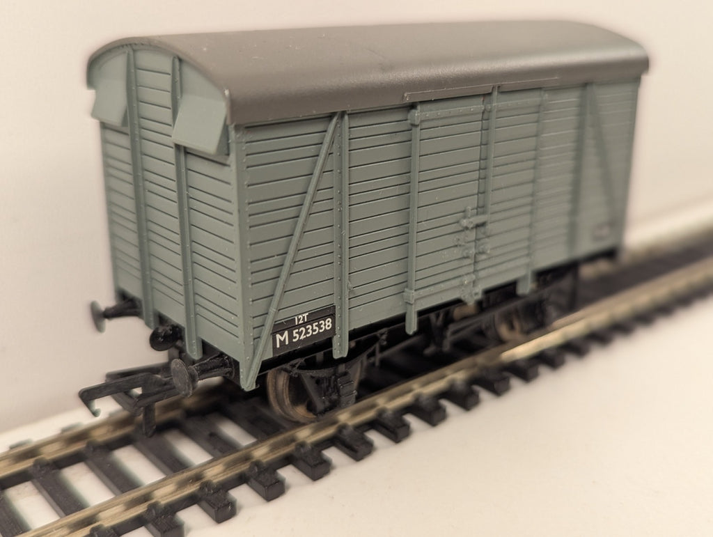 Hornby R1075 OO Gauge SR 12t Double Vent Van M16485