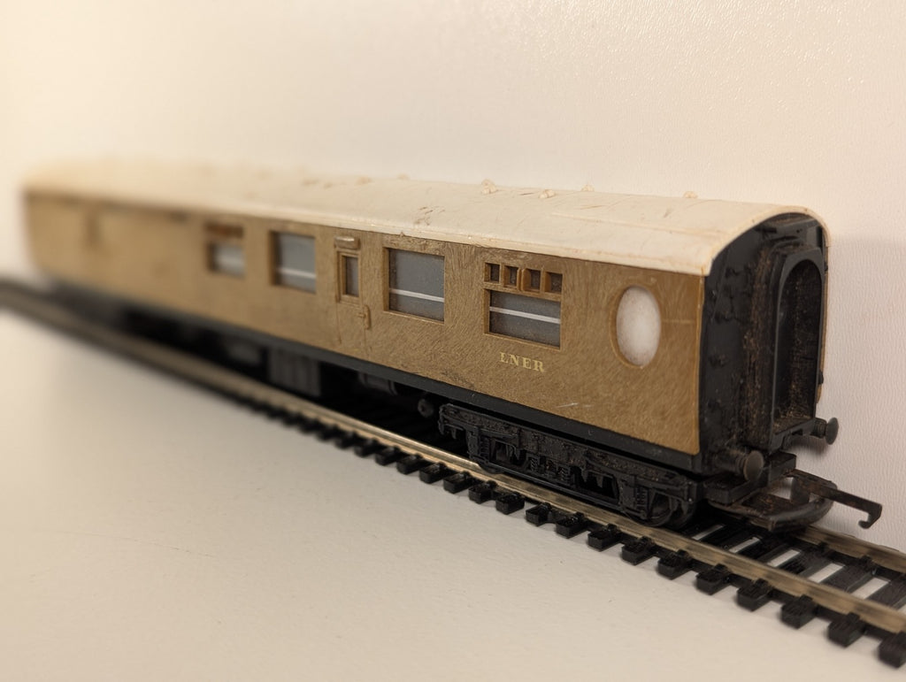 Hornby R938 OO Gauge LNER Thompson Brake 3rd Coach No. 1870 – Teak