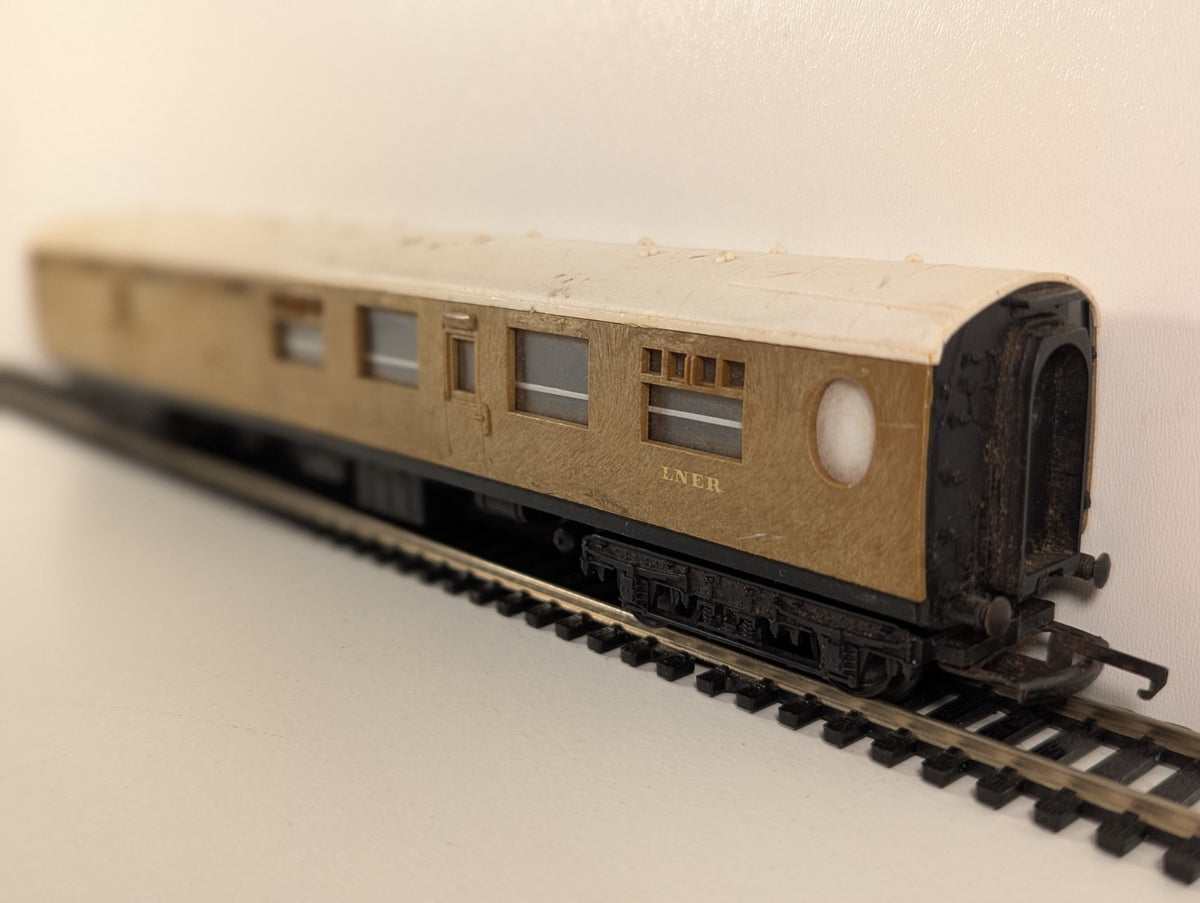 Hornby R938 OO Gauge LNER Thompson Brake 3rd Coach No. 1870 – Teak