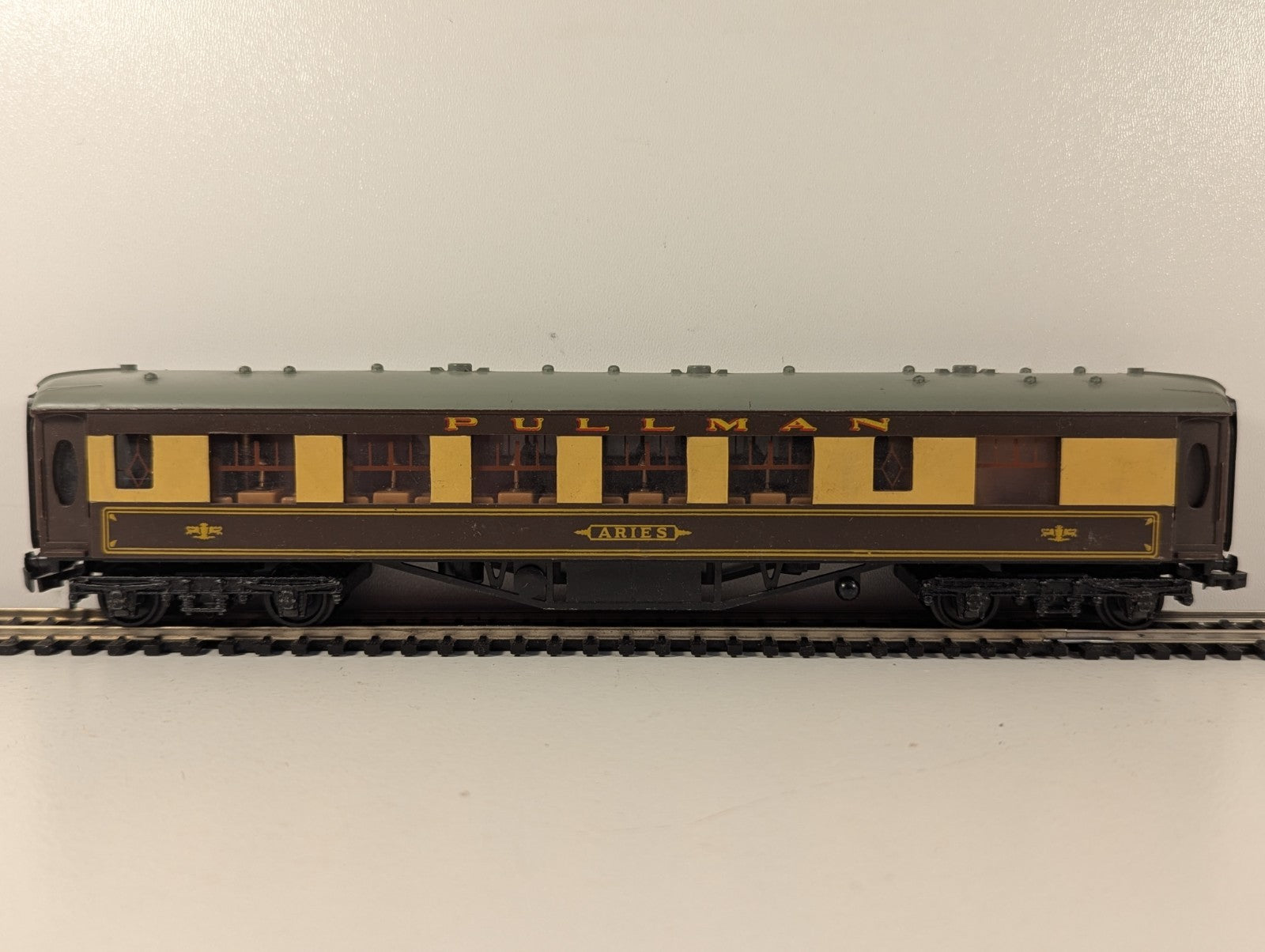 Hornby Dublo 4035 Pullman Parlour Car 'Aries' OO Gauge