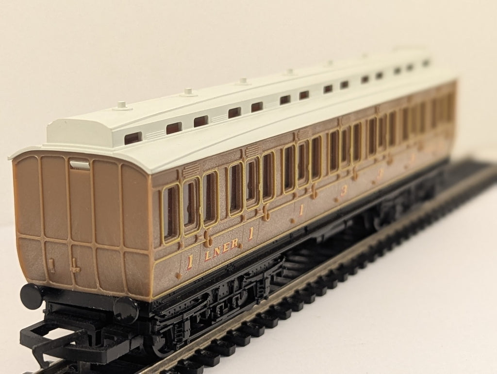 Hornby OO Gauge LNER Clerestory Coach Teak Finish