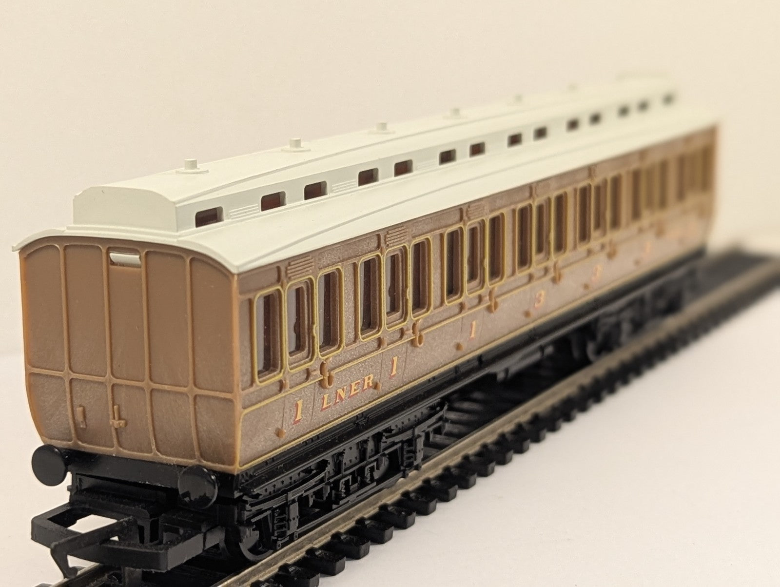 Hornby OO Gauge LNER Clerestory Coach Teak Finish