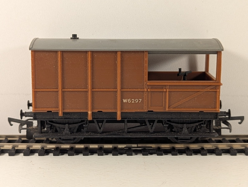 Tri-ang R124 OO Gauge BR Toad Brake Van Brown
