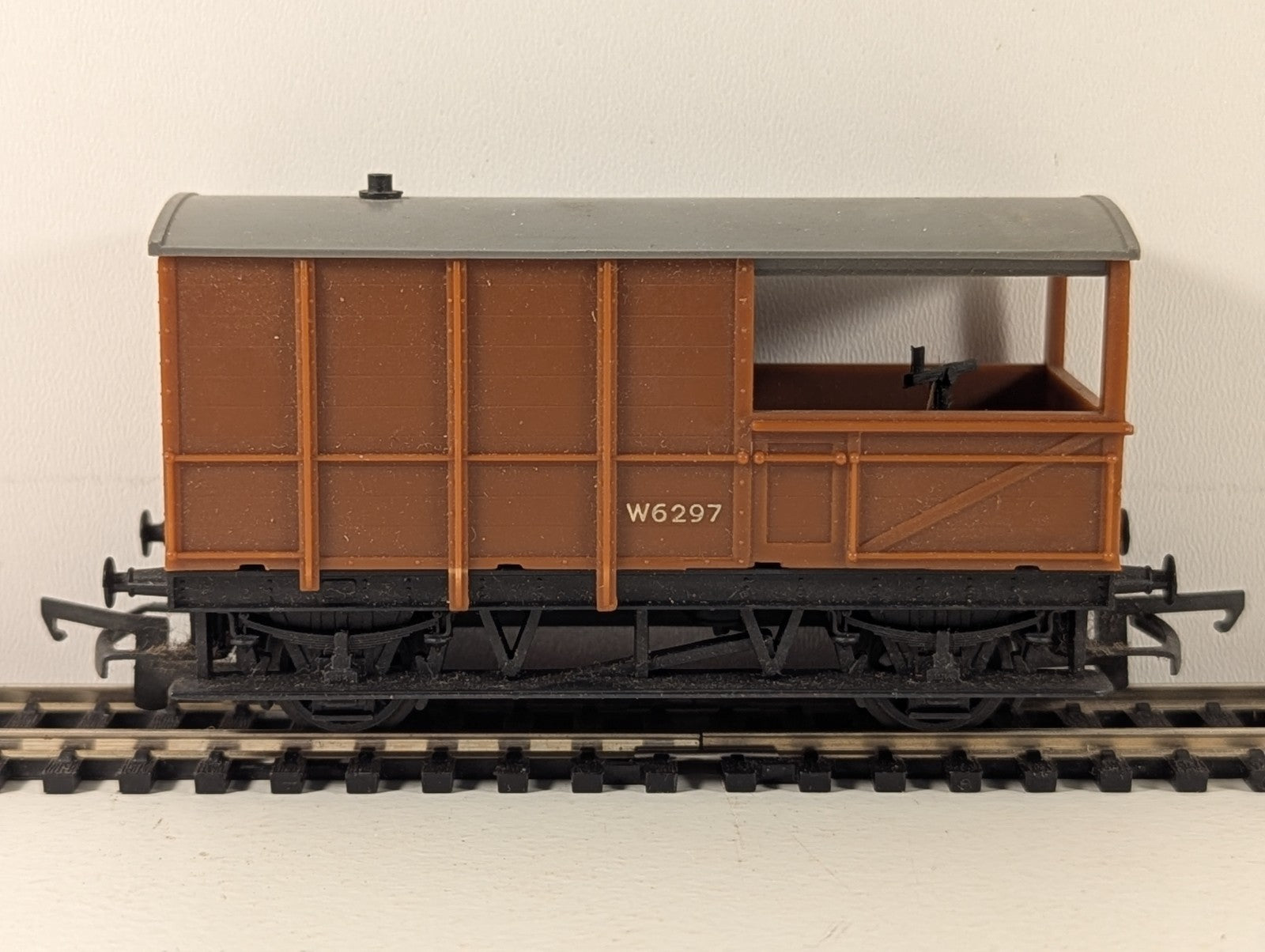 Tri-ang R124 OO Gauge BR Toad Brake Van Brown