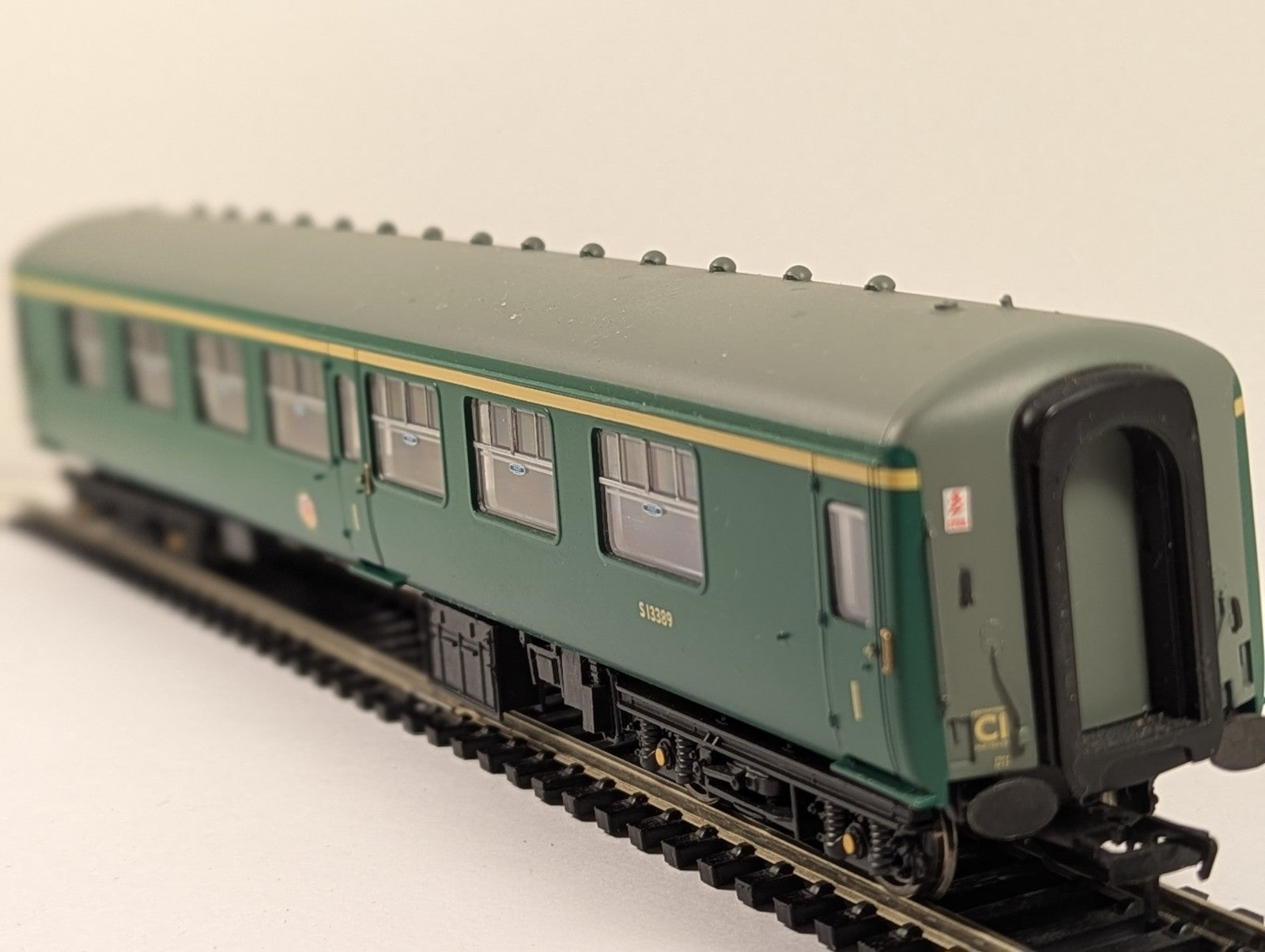 Bachmann 39-333 OO Gauge BR Mk2 FK Corridor First Class Coach BR(S) Green
