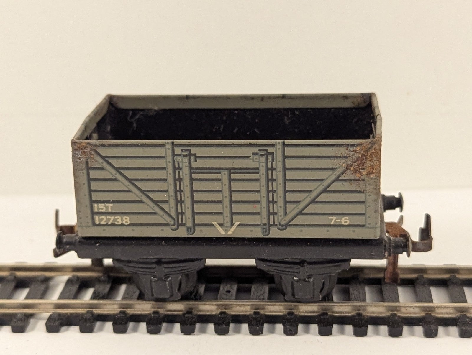 Trix Twin Railway 15 Ton High-Sided Plank Wagon OO Gauge - Chipped Decals