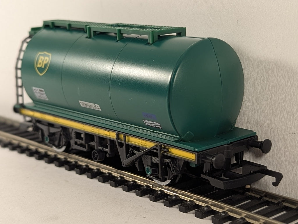 Hornby OO Gauge TTA Tank Wagon Goods Wagon BPO 60194 BP Green & Yellow R235