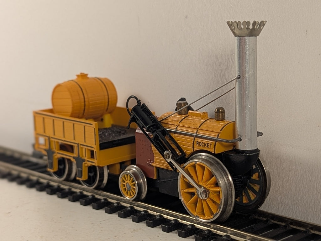Hornby OO Gauge Stephenson's Rocket Steam Locomotive Yellow R652