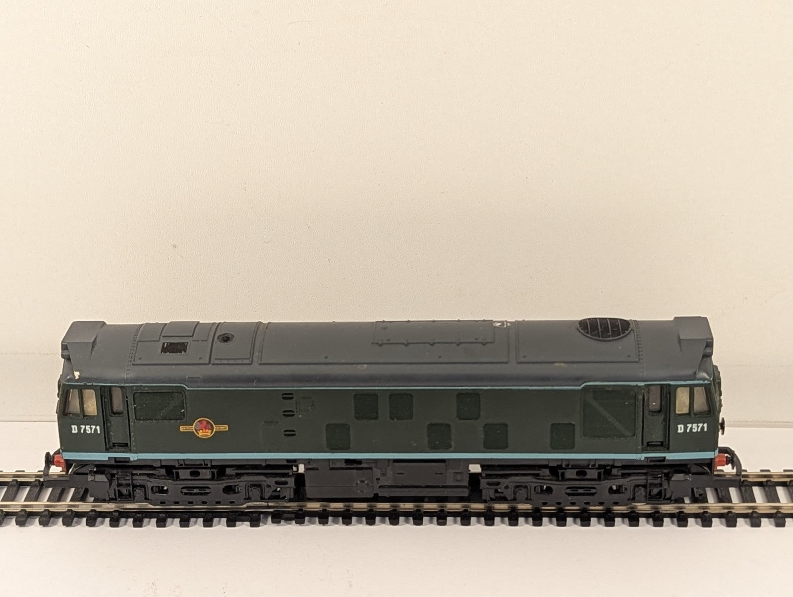 Hornby R327 BR Class 25 D7571 Diesel Locomotive OO Gauge