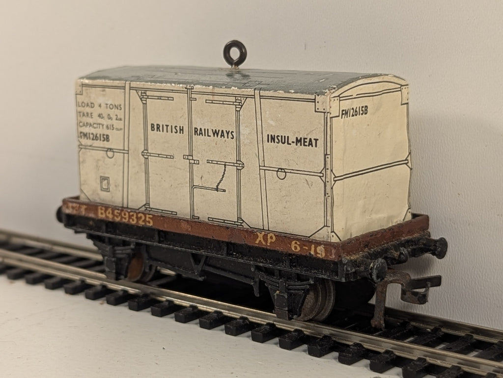 HornbyDublo 32088 OO Gauge Low-Sided Wagon with White Meat Container - Wrong Box