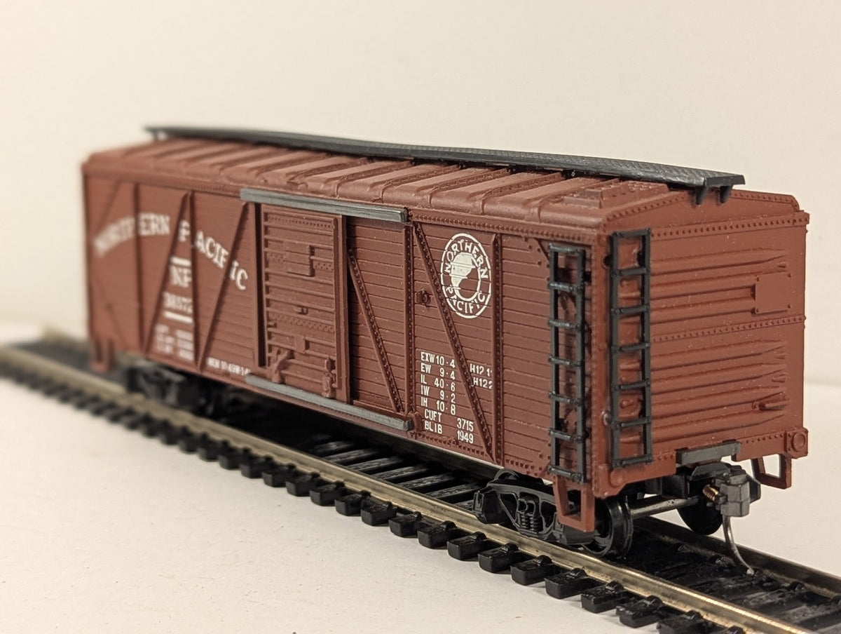 Rivarossi HO Gauge Northern Pacific 40ft Boxcar 38572