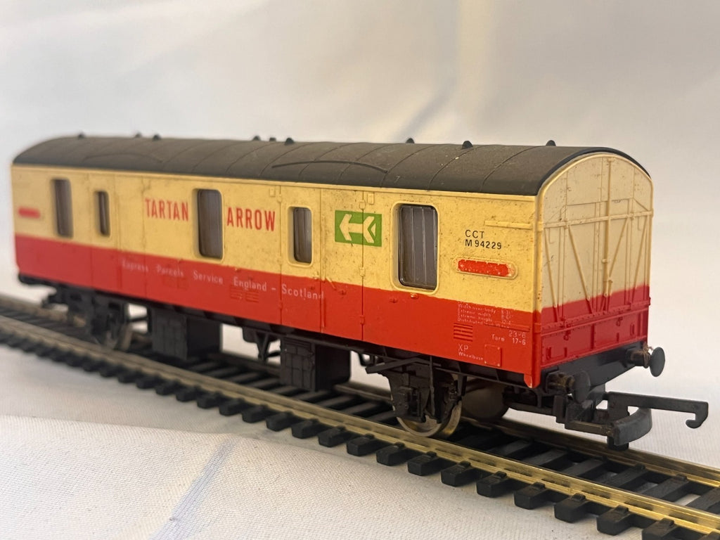 Lima OO Gauge BR Mk1 CCT Tartan Arrow Parcels Van