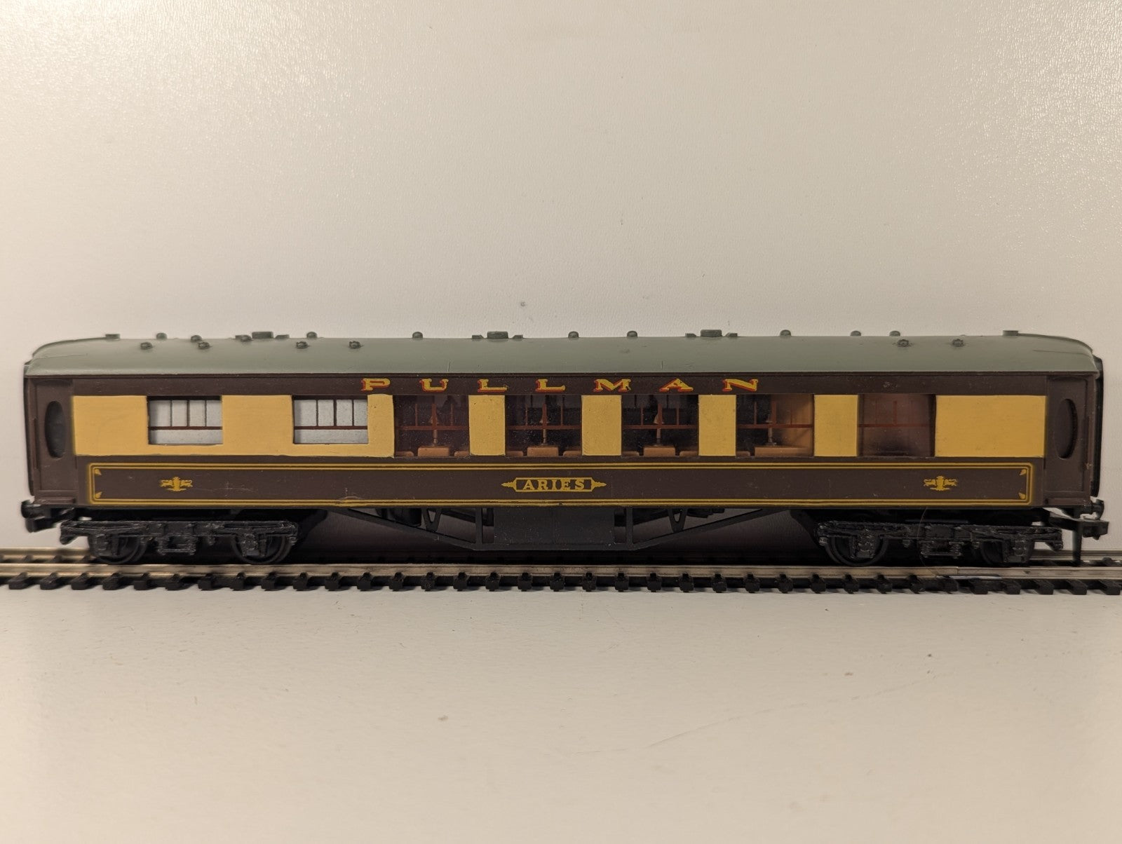 Hornby Dublo 4035 Pullman Parlour Car 'Aries' OO Gauge