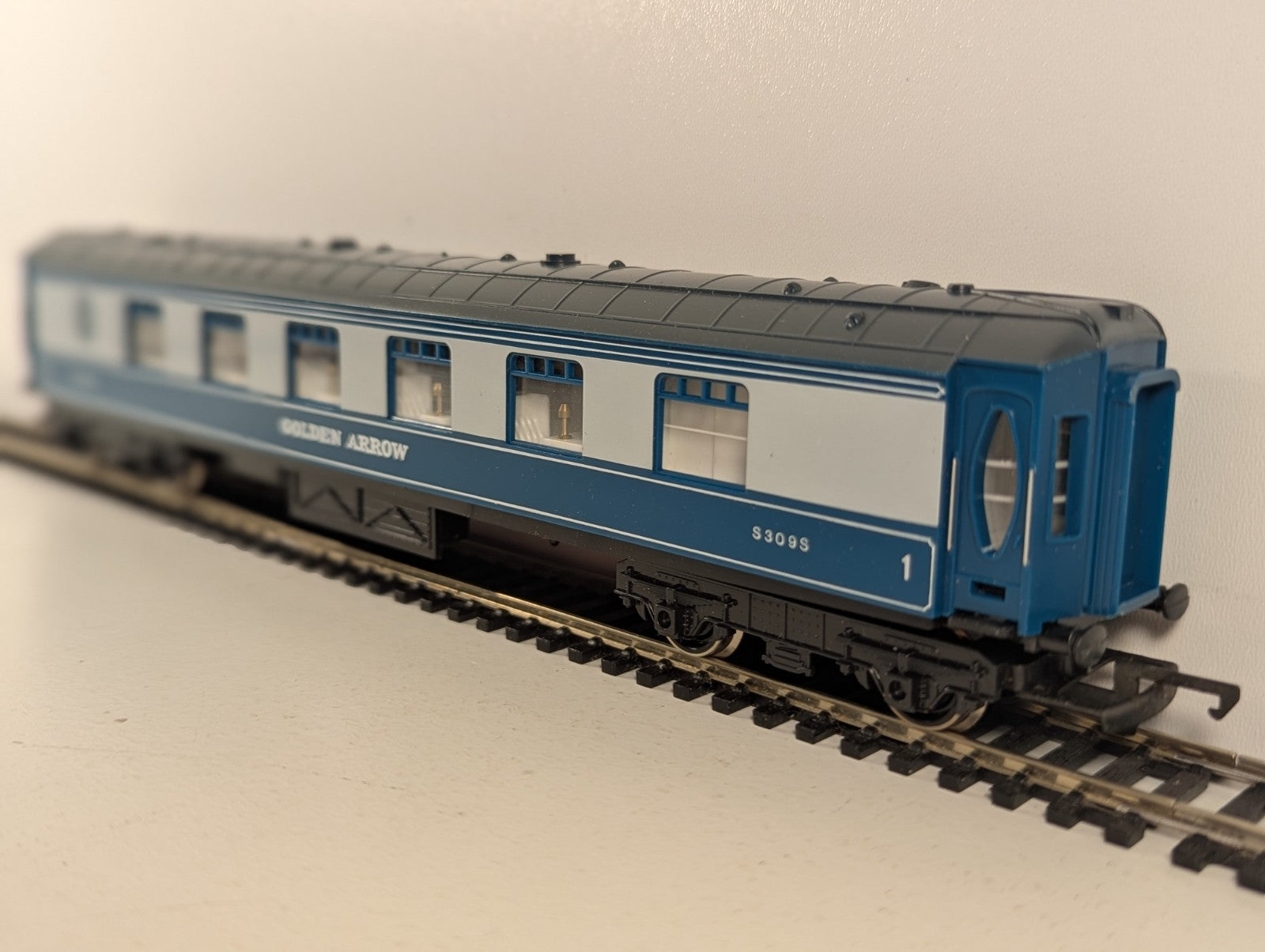 Hornby OO Gauge Pullman Golden Arrow Passenger Coach S309S