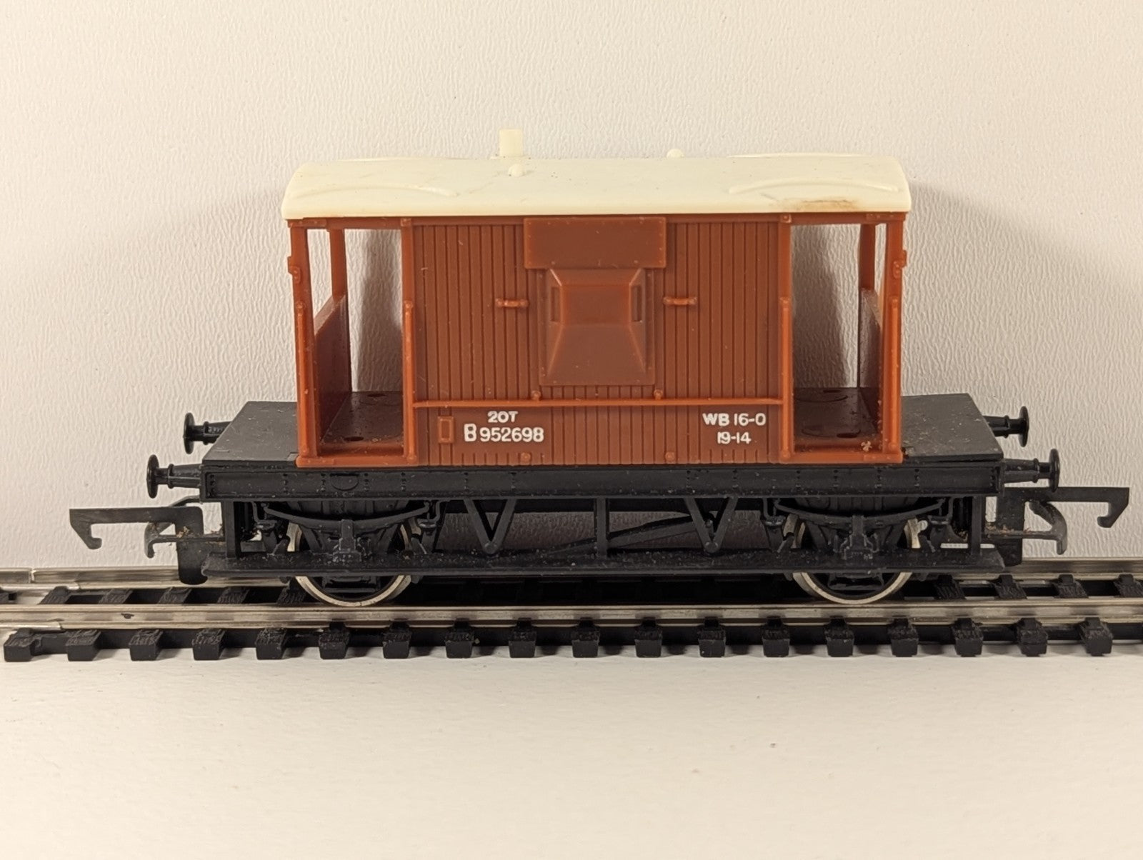 Hornby 20T Brake Van – Brown with Cream Roof – OO Gauge