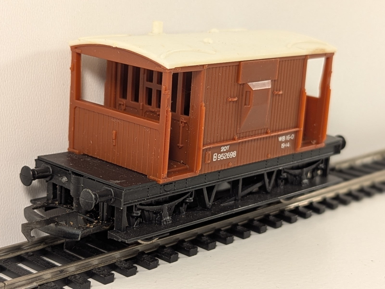 Hornby 20T Brake Van – Brown with Cream Roof – OO Gauge