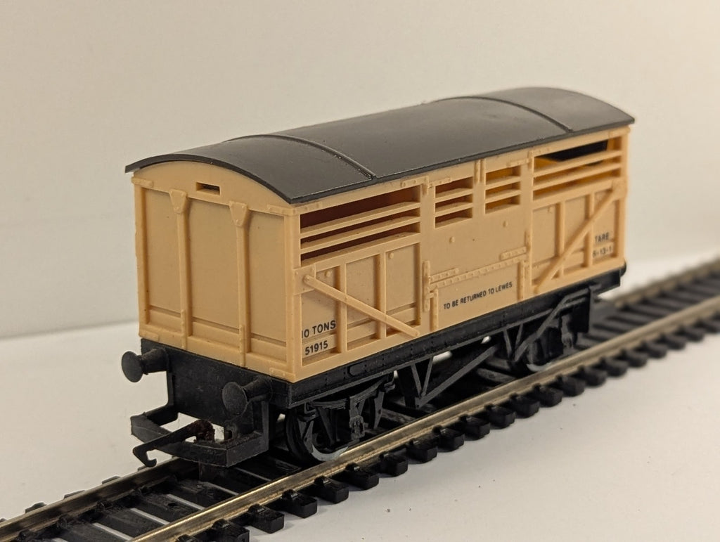 Hornby R127 OO Gauge SR Cattle Wagon 51915