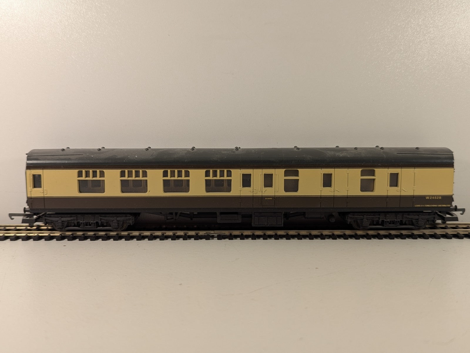 Lima OO Gauge BR Mk1 Brake Coach Chocolate & Cream