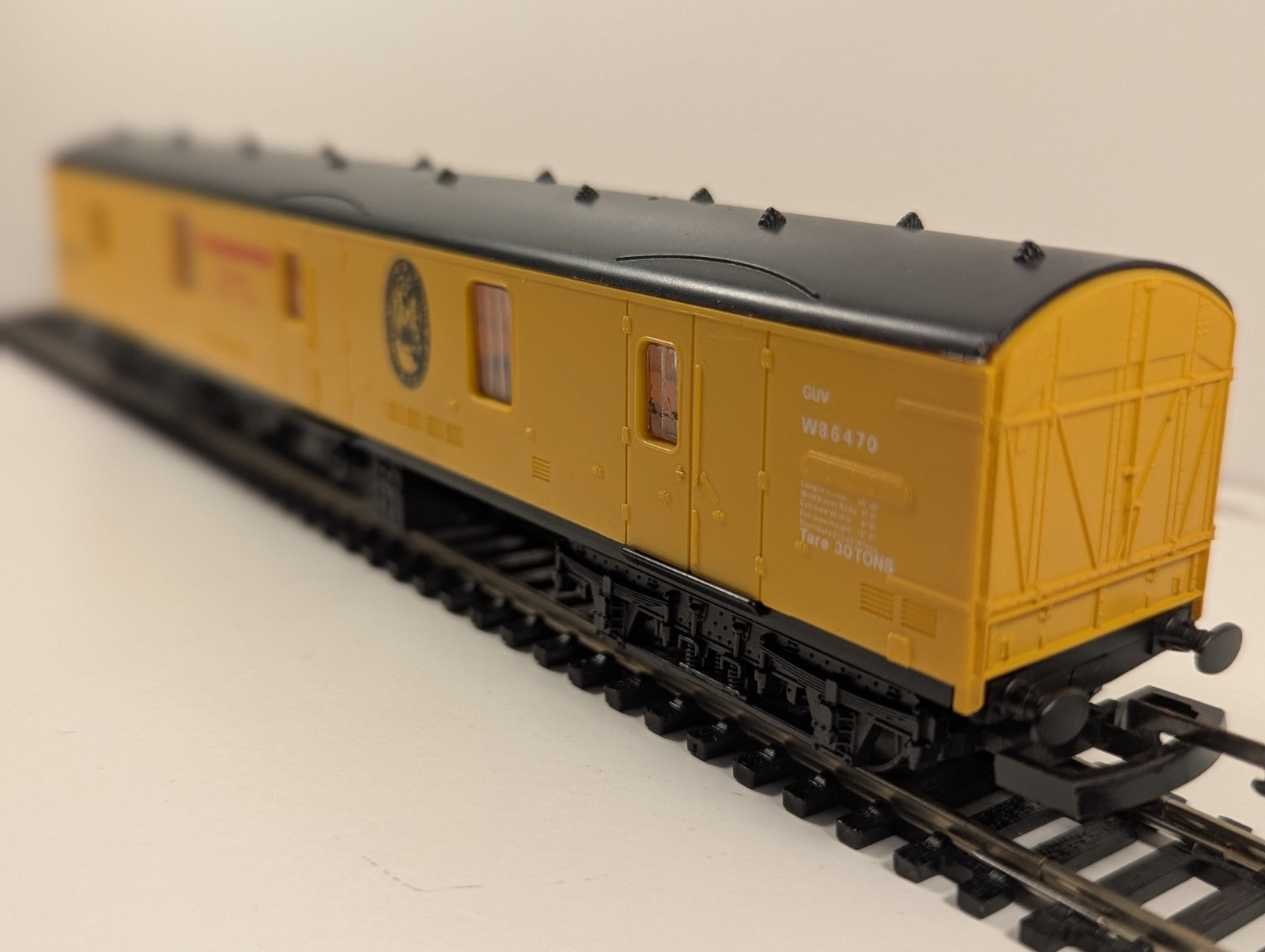 Lima 305658W OO Gauge BR Mk1 GUV Theakston Brewers