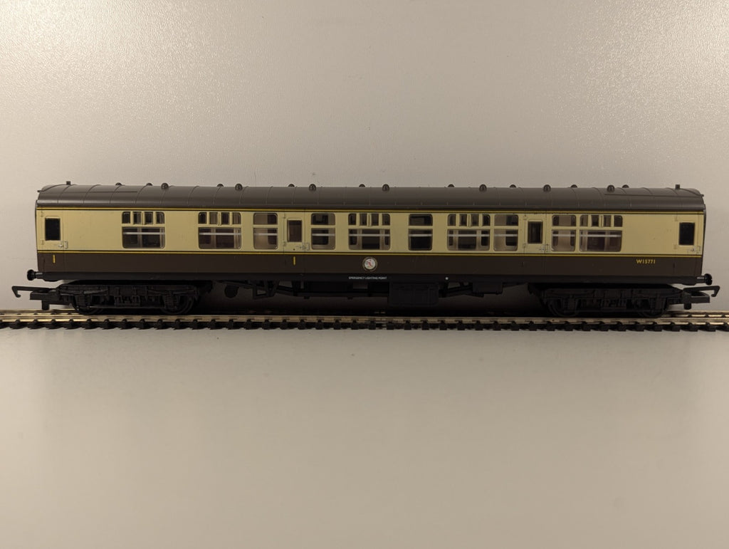 Hornby OO Gauge BR Western Region Mk1 Composite Corridor Coach