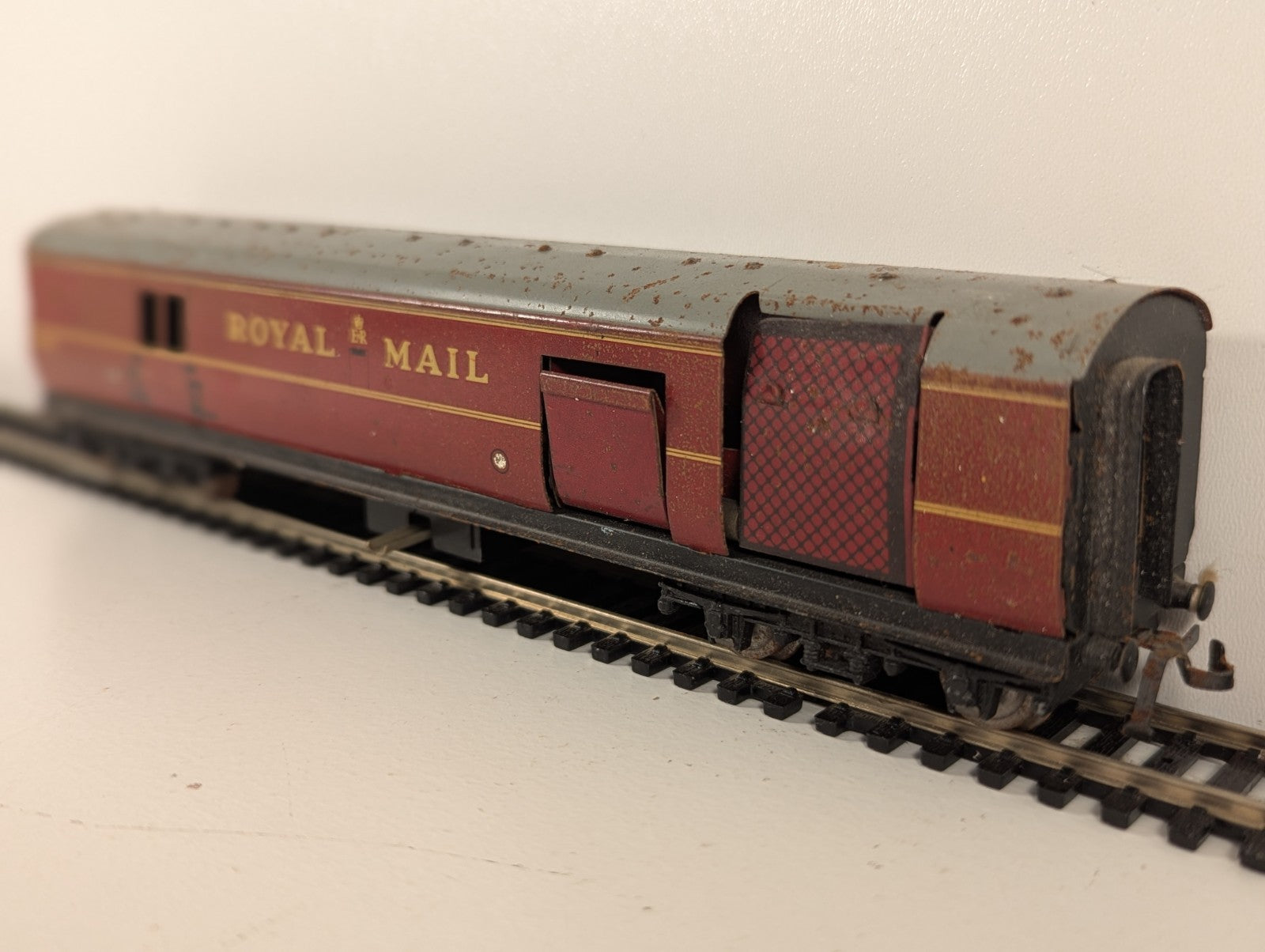 Hornby Dublo OO Gauge Royal Mail TPO Coach – Broken Buffer