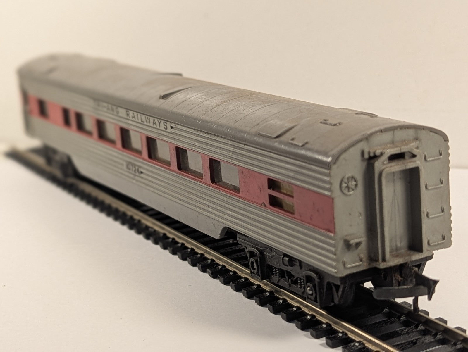 Tri-ang OO Gauge R25 Transcontinental Passenger Coach 10724