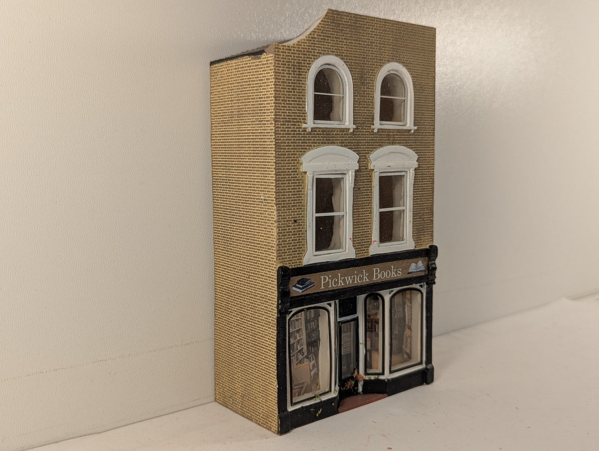 Hornby OO Gauge Skaledale Low Relief Pickwick Books Building R9826