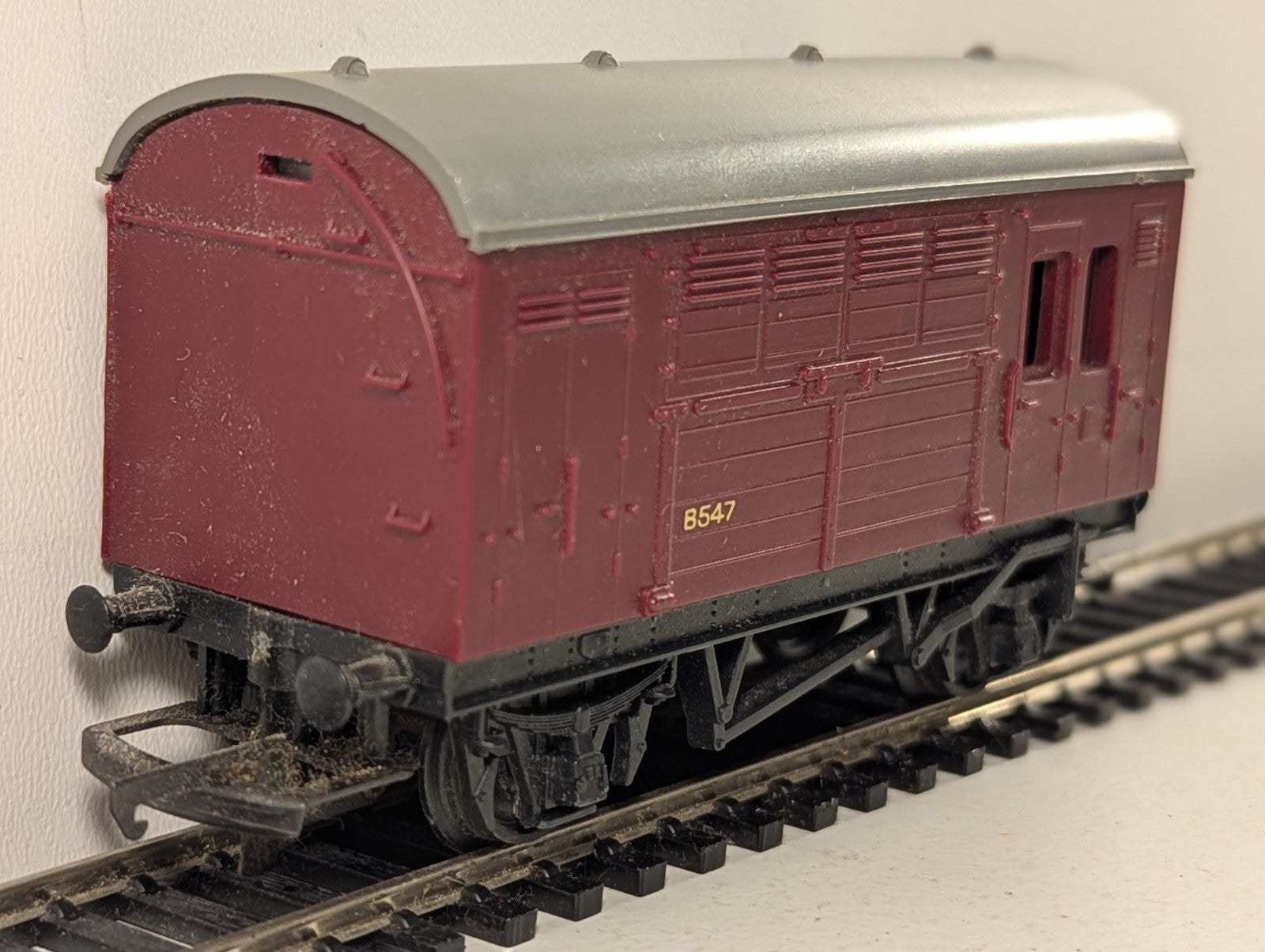 Tri-ang R123 OO Gauge BR Horse Box B547 - Maroon