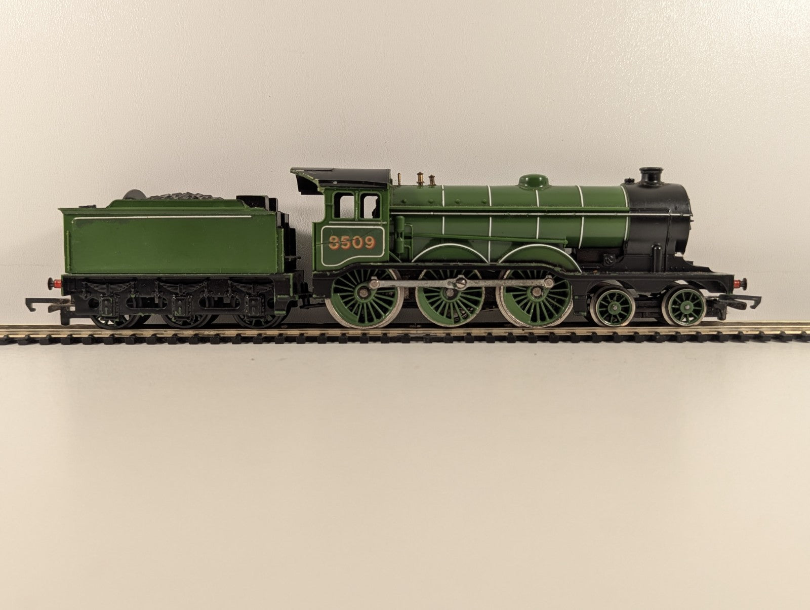 Hornby R866 OO Gauge LNER Class B12 4-6-0 Steam Locomotive - Repainted Tender