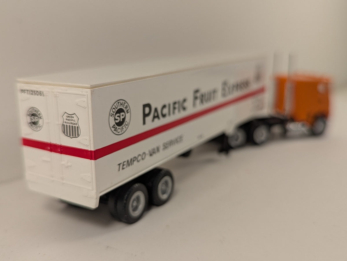 Con-Cor HO Scale Pacific Fruit Express Tempco-Van Service Tractor & Trailer