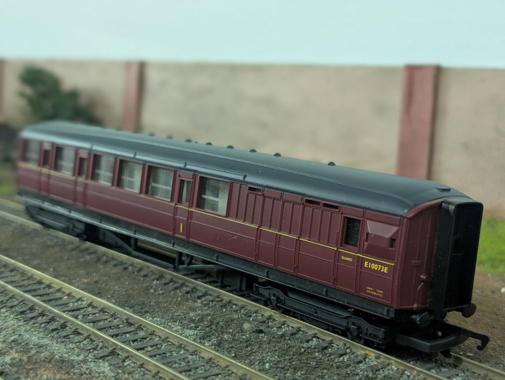 Hornby R4054 OO Gauge BR Brake Composite Coach (Ex-LNER) E10073E
