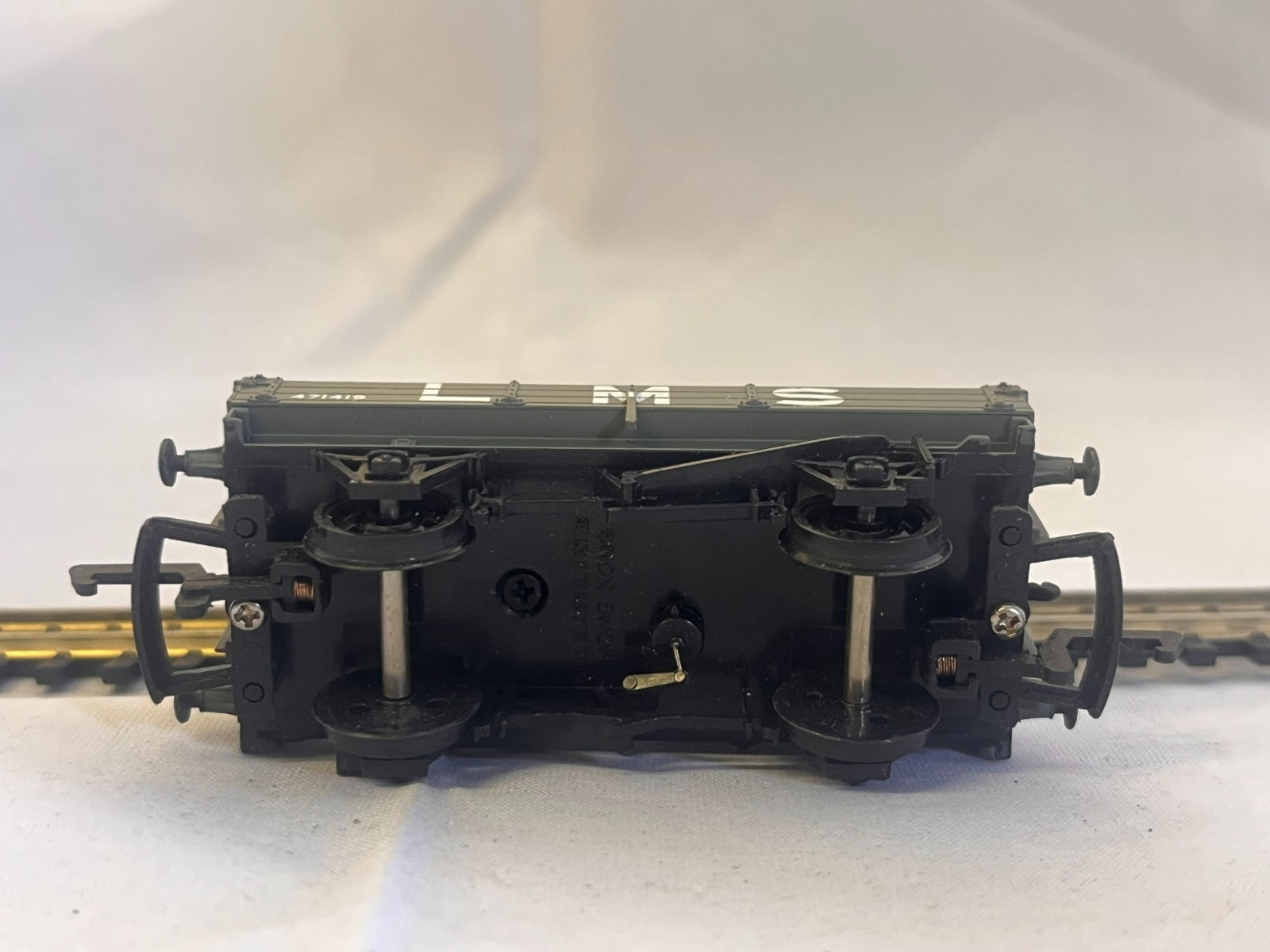Mainline 37-149 OO Gauge 3 Plank Wagon LMS Grey