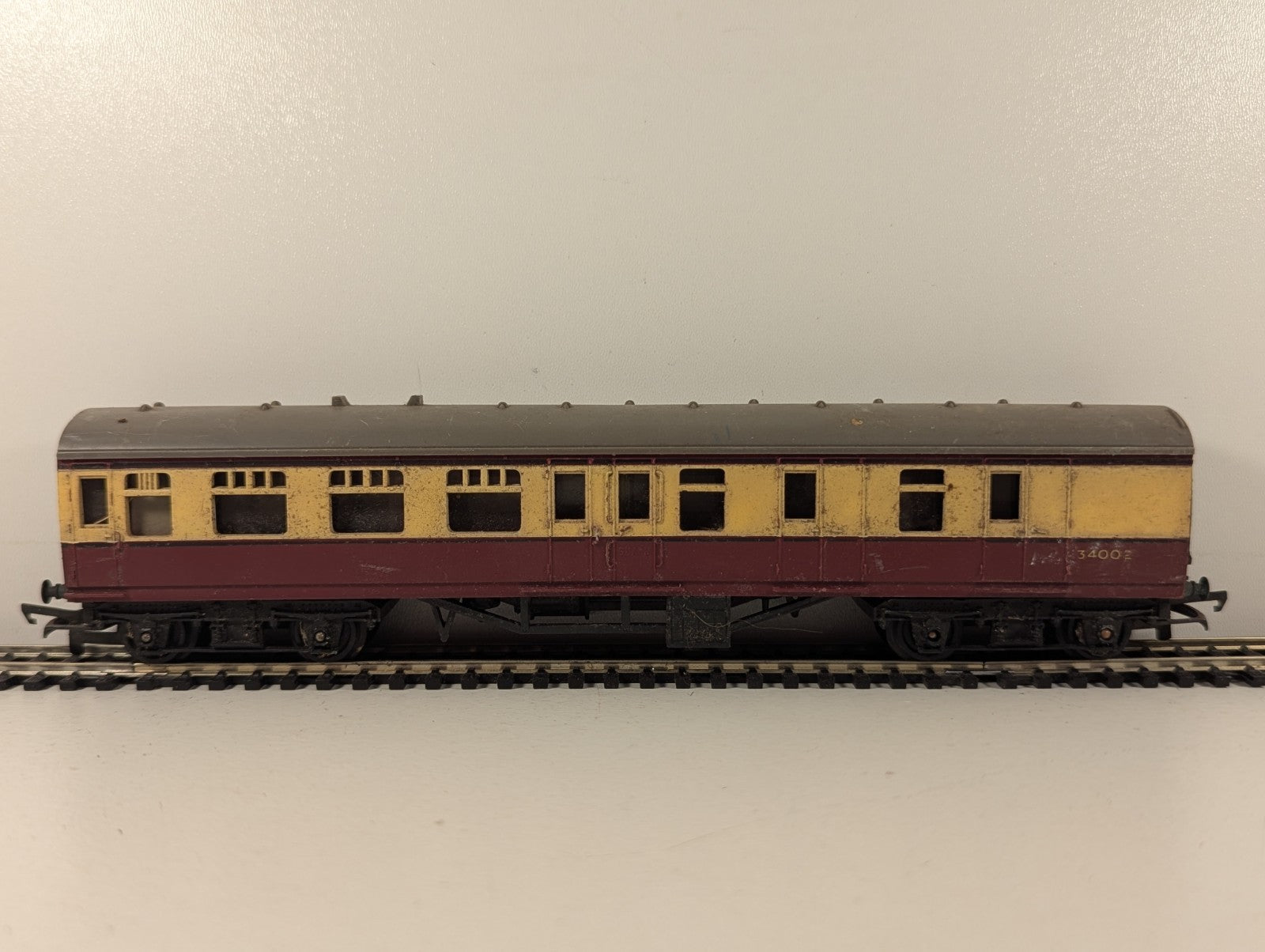 Tri-ang Railways R28 OO Gauge BR Mk1 Brake Coach - Crimson & Cream