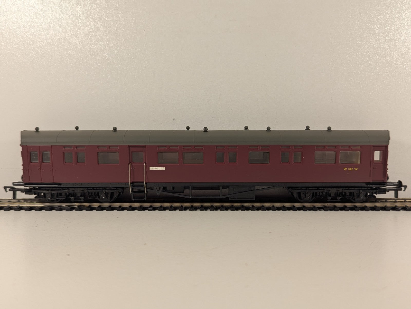 Airfix 54256-8 GWR Auto Coach BR Maroon OO Gauge Boxed - Missing Buffer Head