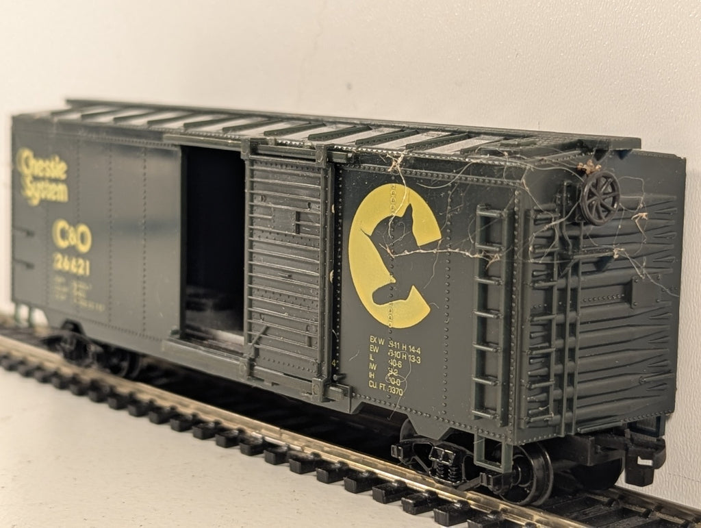 Life-Like HO Scale 40ft Sliding Door Boxcar 26621 Chessie System