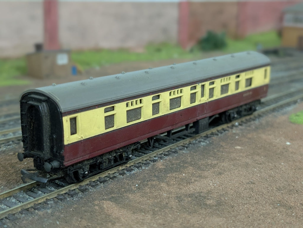 Triang OO R29/221 Maroon & Cream Coach  24010