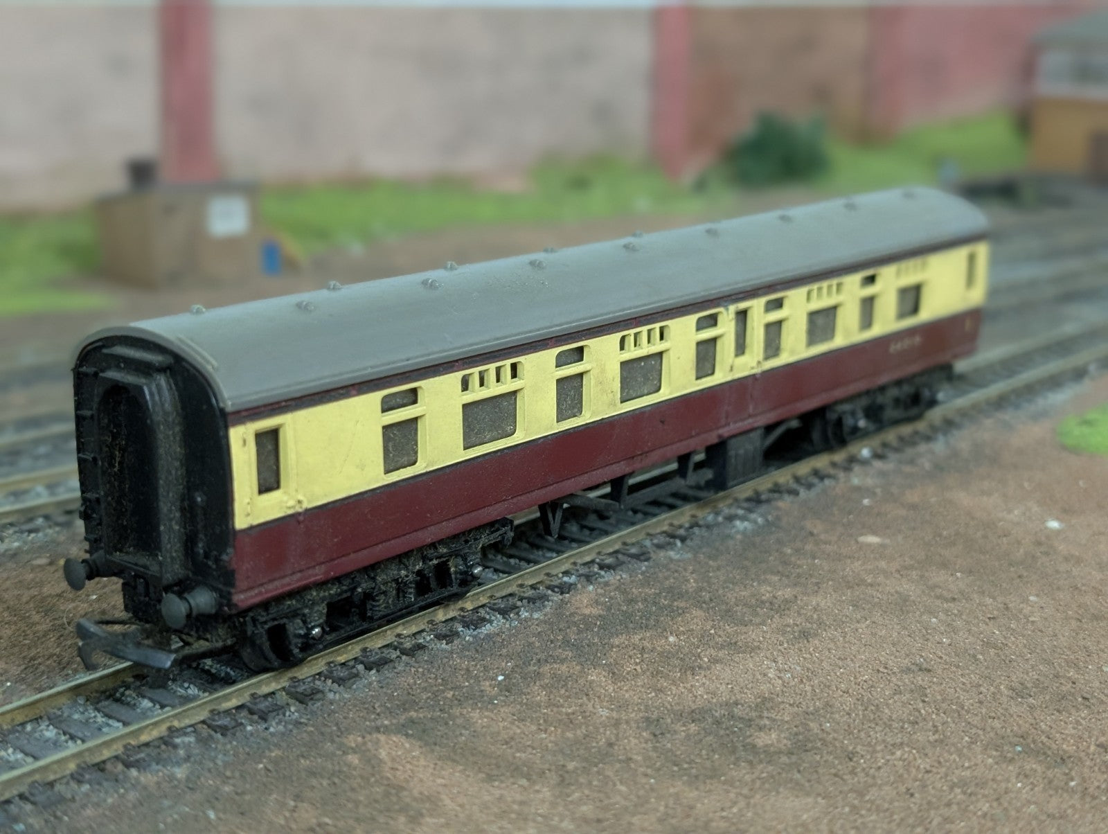 Triang OO R29/221 Maroon & Cream Coach  24010