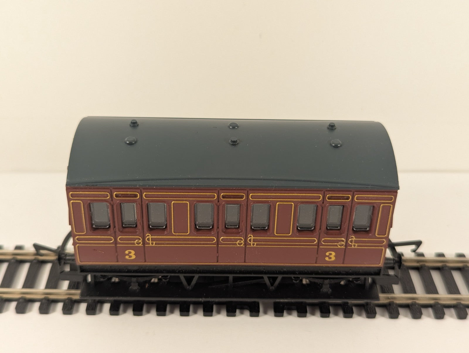 Hornby OO Gauge LMS 4-Wheel Coach Maroon