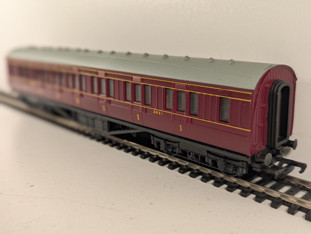 Mainline 12201 OO Gauge LMS Maroon 57ft Corridor Composite Coach No. 3621