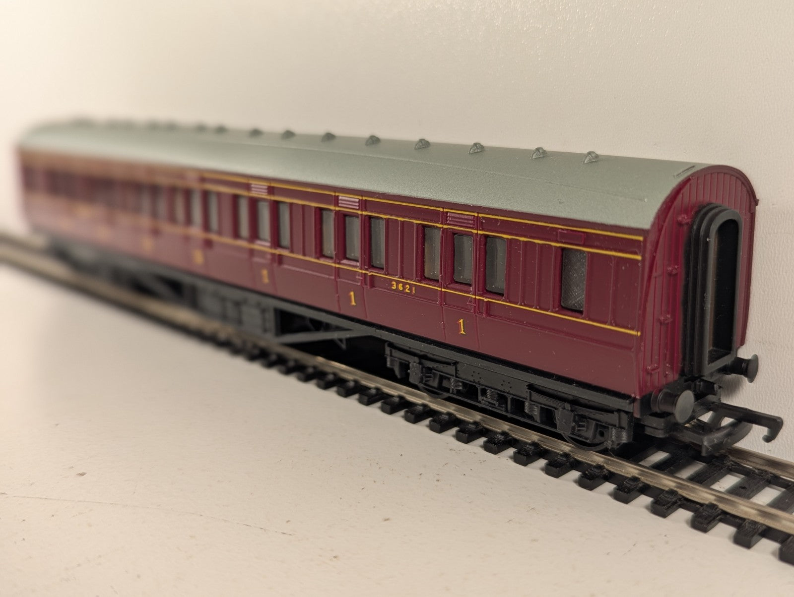 Mainline 12201 OO Gauge LMS Maroon 57ft Corridor Composite Coach No. 3621