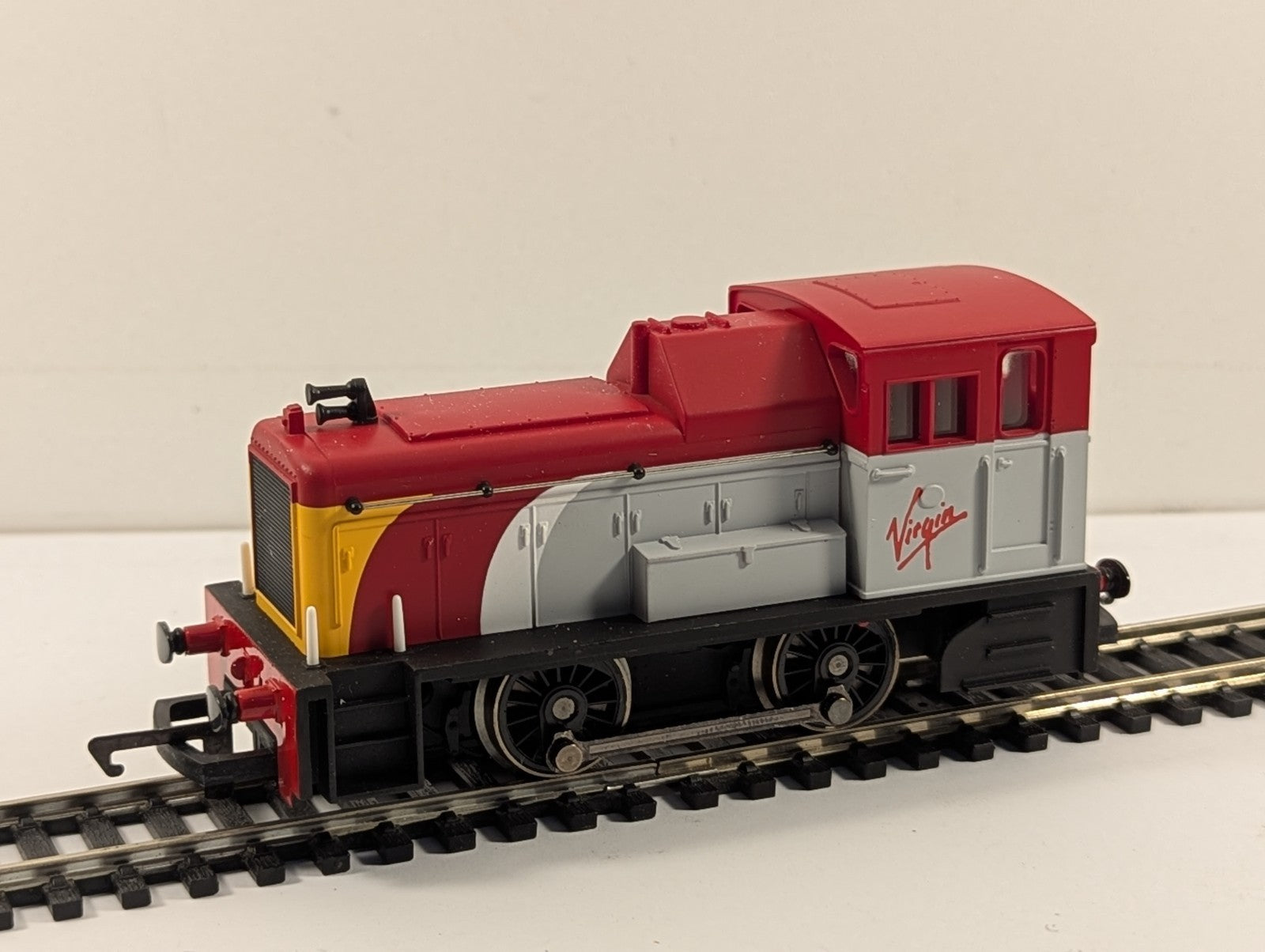 Hornby OO Gauge Class 06 Mechanical Shunter Diesel Locomotive Virgin