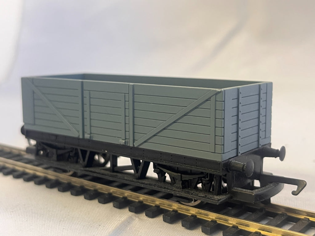 Hornby OO Gauge Freelance Long Wheelbase Wagon Grey