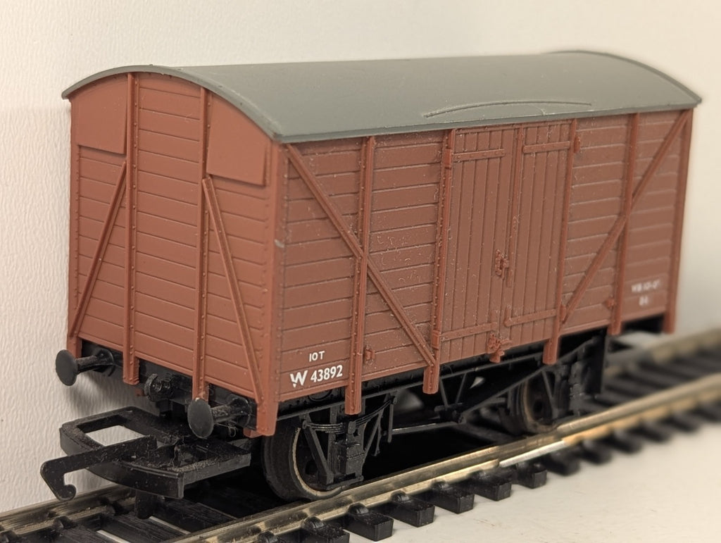 Hornby 12 Ton Brown Ventilated Van