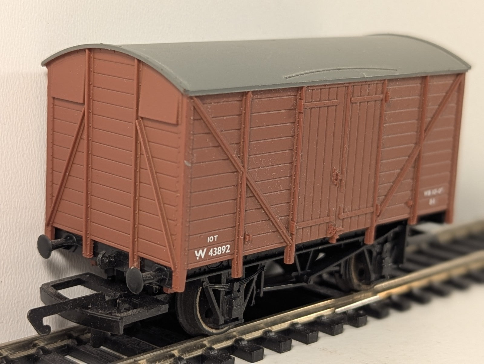Hornby 12 Ton Brown Ventilated Van