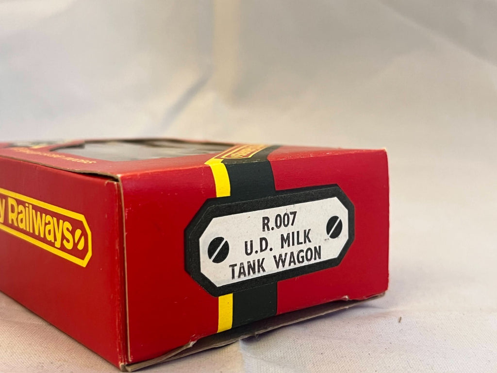 Hornby R007 OO Gauge White United Dairies Milk Tank Wagon Boxed