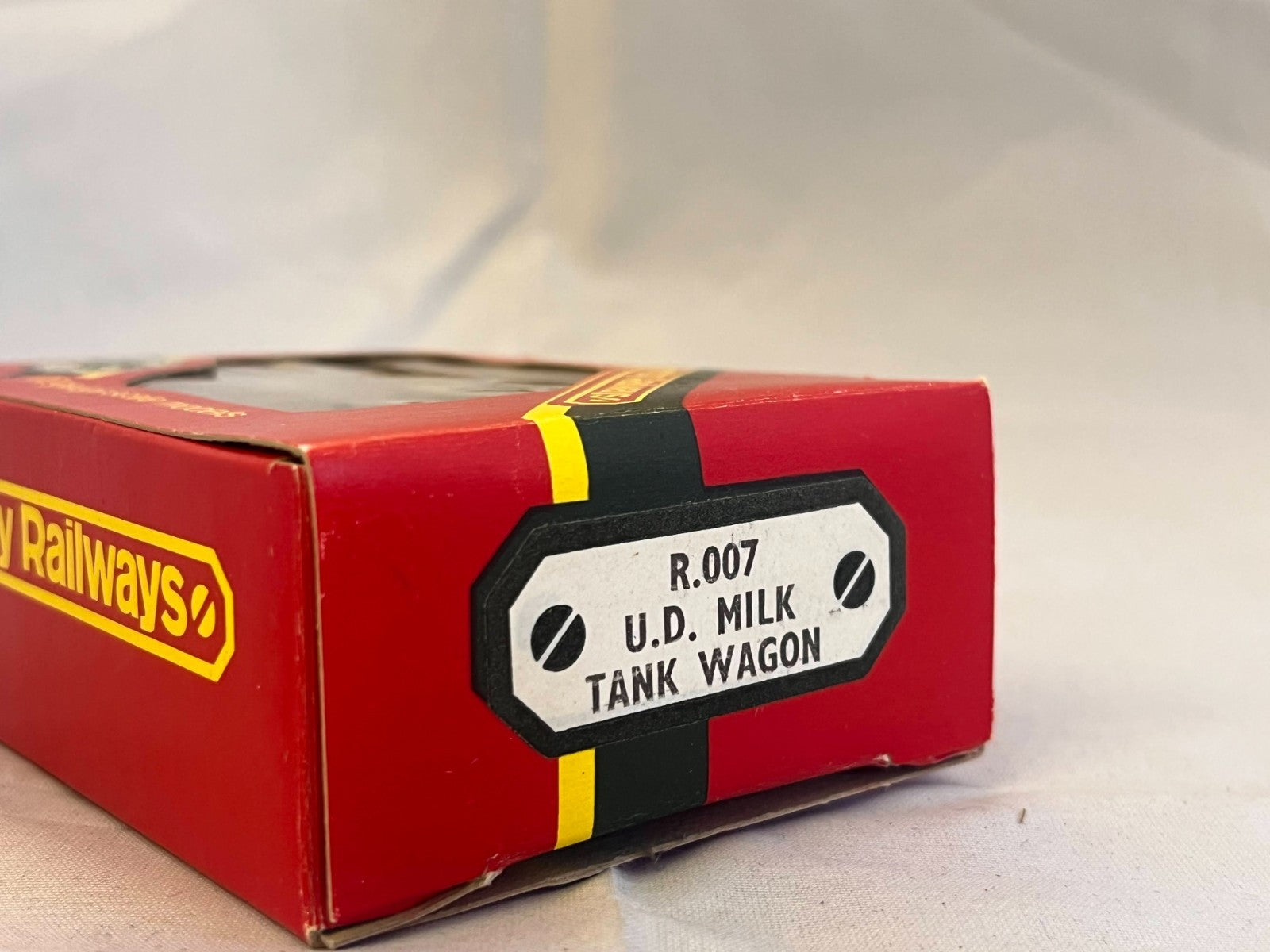Hornby R007 OO Gauge White United Dairies Milk Tank Wagon Boxed