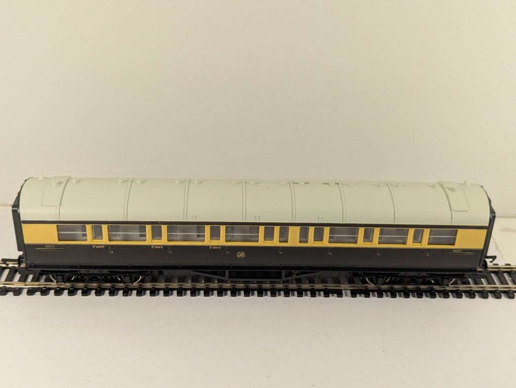 Hornby R429 OO Gauge GWR 57ft Composite Coach Chocolate & Cream Boxed